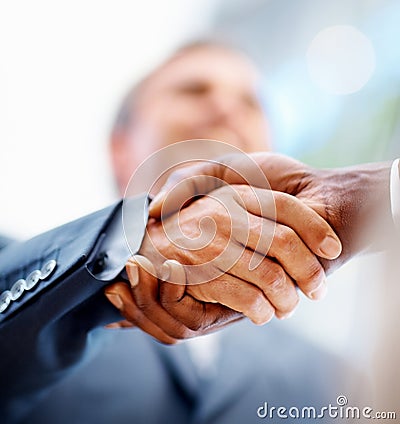 Closeup: Homens De Negócios, Apertando As Mãos Sobre Um Negócio