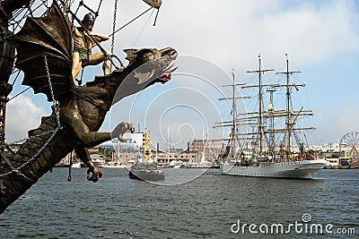 [Obrazek: dragon-and-ship-sailing-thumb10010301.jpg]
