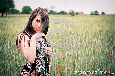 [Obrazek: girl-on-the-field-with-poppy-flowers-thumb18515154.jpg]