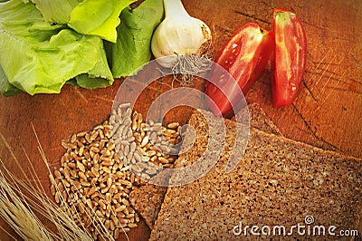 Sliced Integral Bread And Vegetables