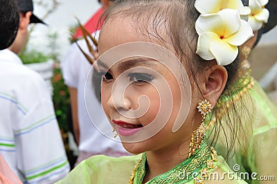 Thai Girls on Thai Girl In Traditional Dress
