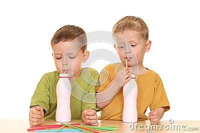 djeca s jogurtom